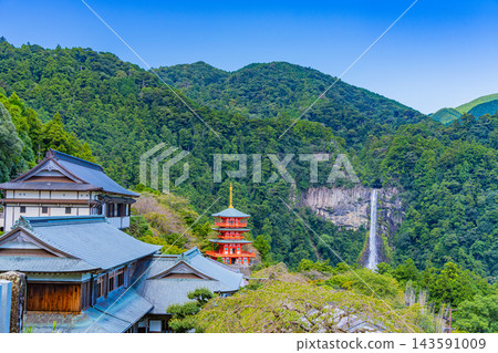 【和歌山縣】熊野那智大社:從本殿眺望那智瀑布。 【和歌山縣】熊野那智大社:從本殿眺望那智瀑布。 143591009