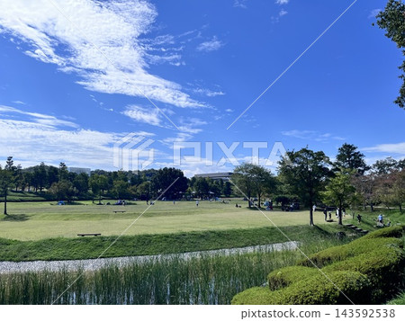 令人耳目一新的藍天和公園的景觀 令人耳目一新的藍天和公園的景觀 143592538