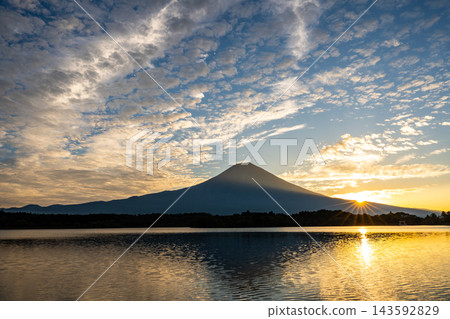 從Tanuki湖和日出看到的富士山 從Tanuki湖和日出看到的富士山 143592829