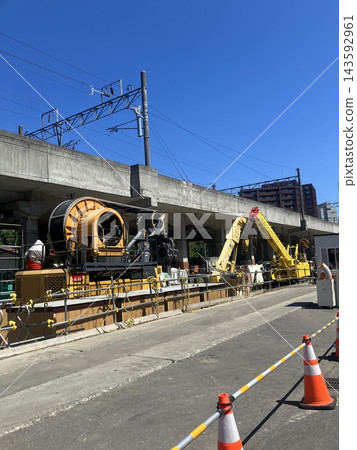 札幌市宗園附近,北海道新幹線延伸段的工地及黃色工程機械。 札幌市宗園附近,北海道新幹線延伸段的工地及黃色工程機械。 143592961
