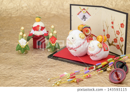 一隻可愛的母羊和小羊(圖片代表中國十二生肖中的羊年) 一隻可愛的母羊和小羊(圖片代表中國十二生肖中的羊年) 143593115