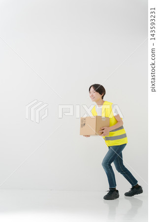 送貨員扛著紙箱奔跑 送貨員扛著紙箱奔跑 143593231