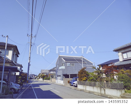 藍天下，日本居民區和道路的景色。 143595352