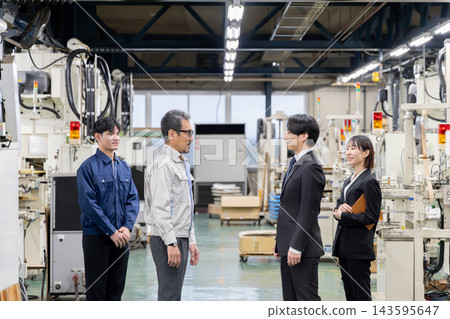 製造廠的經理和員工與銀行代表討論公司貸款和資本投資事宜。 製造廠的經理和員工與銀行代表討論公司貸款和資本投資事宜。 143595647