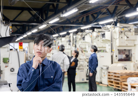 外籍勞工第一次在日本製造工廠工作,感到焦慮和困惑。 外籍勞工第一次在日本製造工廠工作,感到焦慮和困惑。 143595649