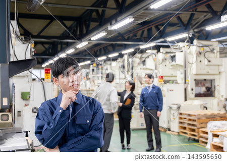 外籍勞工第一次在日本製造工廠工作,感到焦慮和困惑。 外籍勞工第一次在日本製造工廠工作,感到焦慮和困惑。 143595650