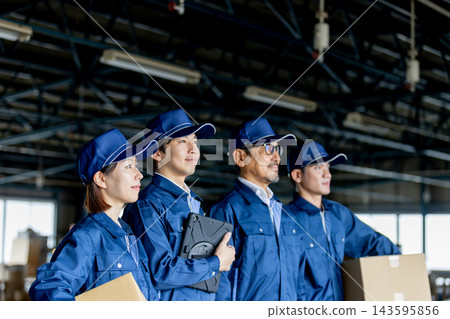 四名工人(兩男兩女)和外籍工人站在一家製造廠裡,手裡拿著平板電腦和文件,目不轉睛地盯著前方。 四名工人(兩男兩女)和外籍工人站在一家製造廠裡,手裡拿著平板電腦和文件,目不轉睛地盯著前方。 143595856