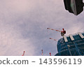 一台建築起重機，陰雲密佈的天空，還有白色的雲朵。 143596119