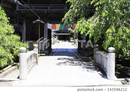 四國巡禮第十九寺橋池山摩尼院龍江寺仁王門內復原的仁王像和草鞋。 四國巡禮第十九寺橋池山摩尼院龍江寺仁王門內復原的仁王像和草鞋。 143596212