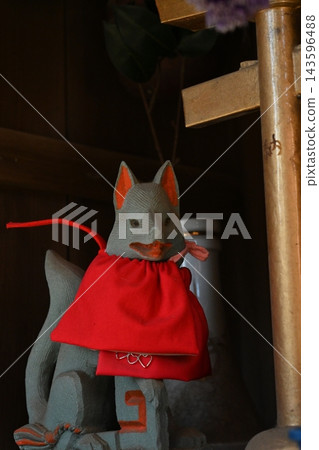 Inari寺廟狐狸石雕象 143596488
