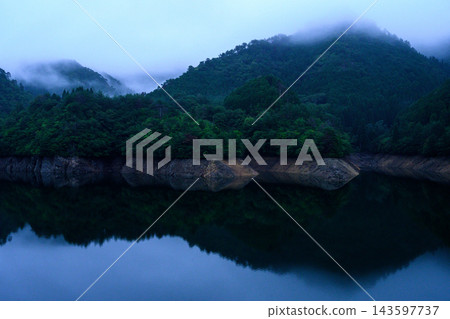兵庫縣,霧氣籠罩的湖泊 兵庫縣,霧氣籠罩的湖泊 143597737
