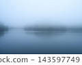 兵庫縣霧氣繚繞的湖泊 143597749