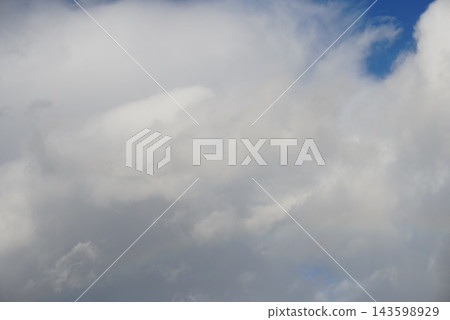 當您穿過雲層之間的空間時,另一邊是藍天 當您穿過雲層之間的空間時,另一邊是藍天 143598929