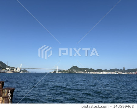 關門海峽和關門大橋的景色:碧海藍天,北九州和下關市盡收眼底。 關門海峽和關門大橋的景色:碧海藍天,北九州和下關市盡收眼底。 143599468