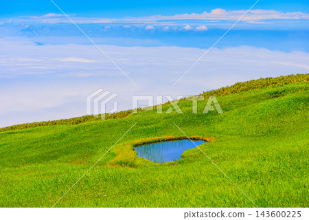 A summer hike up Mt. Gassan, capturing the beautiful grasslands and ponds spreading across the gentle slopes of Mt. Ubagatake, and the magnificent sea of clouds beyond. A summer hike up Mt. Gassan, capturing the beautiful grasslands and ponds spreading across the gentle slopes of Mt. Ubagatake, and the magnificent sea of clouds beyond. 143600225