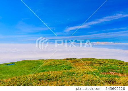 A summer hike up Mt. Gassan, capturing the beautiful grasslands and ponds spreading across the gentle slopes of Mt. Ubagatake, and the magnificent sea of clouds beyond. A summer hike up Mt. Gassan, capturing the beautiful grasslands and ponds spreading across the gentle slopes of Mt. Ubagatake, and the magnificent sea of clouds beyond. 143600228
