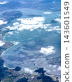 從空中俯瞰美麗的島嶼、蔚藍的大海和綿延的海岸線。 143601549