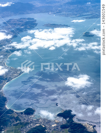 從空中俯瞰美麗的島嶼、蔚藍的大海和綿延的海岸線。 從空中俯瞰美麗的島嶼、蔚藍的大海和綿延的海岸線。 143601549