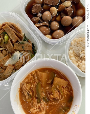 A vibrant spread of Korean food on the table, featuring various banchan (side dishes) like kimchi, pickled vegetables, and seasoned greens. Perfect for food photography, showcasing traditional Korean. 143601580
