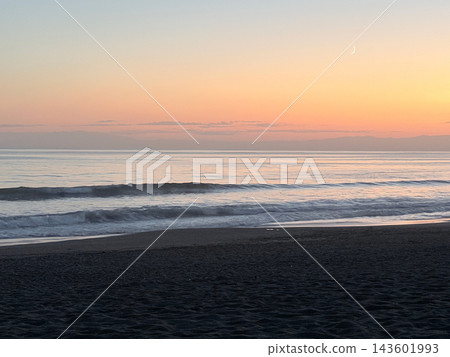 夕陽西下,一輪纖細的彎月掛在空中,構成了一幅美麗的風景。 夕陽西下,一輪纖細的彎月掛在空中,構成了一幅美麗的風景。 143601993