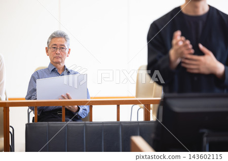 一位男性法庭畫家在旁聽席上記錄庭審過程。 143602115