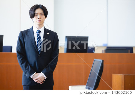 一名年輕的男檢察官站在法庭上。 143602160