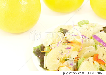 Salad made with Tosa Buntan (a type of citrus fruit) - large citrus fruit - bright background Salad made with Tosa Buntan (a type of citrus fruit) - large citrus fruit - bright background 143603069