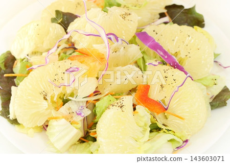 Salad made with Tosa Buntan (a type of citrus fruit) - large citrus fruit - bright background Salad made with Tosa Buntan (a type of citrus fruit) - large citrus fruit - bright background 143603071