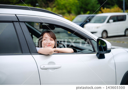 一名年輕女子開車 143603300