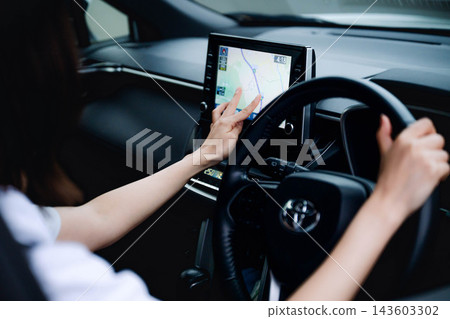 一個女人開車 143603302