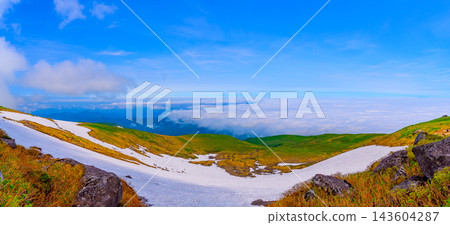 夏季從月山山頂俯瞰全景,可以看到下方綿延的廣闊雪原和遠處美麗壯觀的雲海。 夏季從月山山頂俯瞰全景,可以看到下方綿延的廣闊雪原和遠處美麗壯觀的雲海。 143604287
