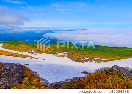 夏季從月山山頂俯瞰全景,可以看到下方綿延的廣闊雪原和遠處美麗壯觀的雲海。 夏季從月山山頂俯瞰全景,可以看到下方綿延的廣闊雪原和遠處美麗壯觀的雲海。 143604288