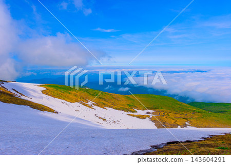 夏季從月山山頂俯瞰全景,可以看到下方綿延的廣闊雪原和遠處美麗壯觀的雲海。 夏季從月山山頂俯瞰全景,可以看到下方綿延的廣闊雪原和遠處美麗壯觀的雲海。 143604291