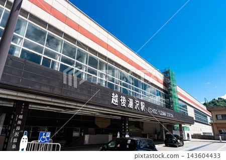 從新潟縣南魚沼郡湯澤町JR越後湯澤站西出口往上望去,可以看到車站大樓。 從新潟縣南魚沼郡湯澤町JR越後湯澤站西出口往上望去,可以看到車站大樓。 143604433