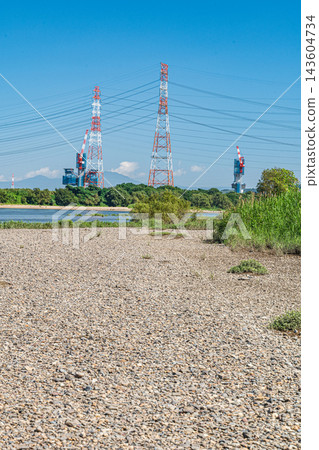 從淀川河床上看到的大阪府高槻市和枚方市的輸電塔。 143604734