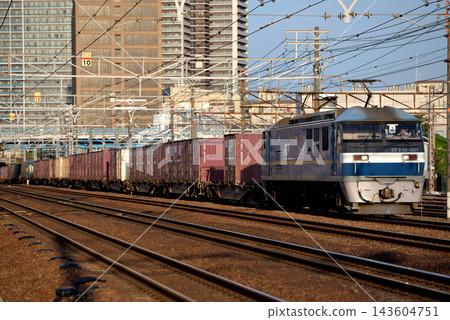 EF210-301次貨櫃貨運列車正在東海道線上行駛 EF210-301次貨櫃貨運列車正在東海道線上行駛 143604751