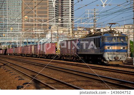 EF510-504次貨櫃貨運列車正在東海道線上行駛 EF510-504次貨櫃貨運列車正在東海道線上行駛 143604752