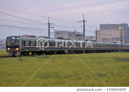207系列地方列車運行於JR寶塚線 143604840