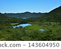 濕地和池塘被鬱鬱蔥蔥的青山環繞 143604950