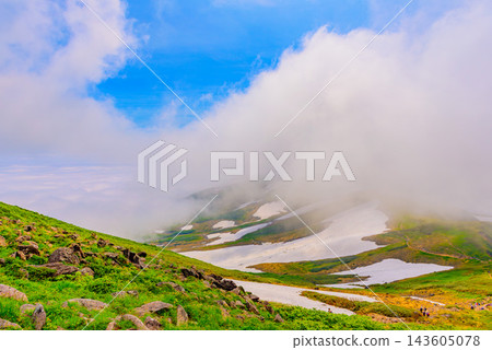 這是從月山山頂下山時拍攝的夏季山景,天空晴朗湛藍,可以看到雲海翻騰,以及通往羽笠岳的美麗山坡。 這是從月山山頂下山時拍攝的夏季山景,天空晴朗湛藍,可以看到雲海翻騰,以及通往羽笠岳的美麗山坡。 143605078