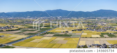 從築後川上空拍攝的瀨武里山脈和佐賀平原的無人機空拍照片。 143605734