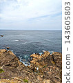 崎嶇不平的岩石海岸線和地平線 143605803