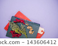 用紅絲帶手工製作的花環 143606412
