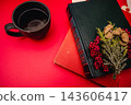 紅色背景上的茶和南天竹 143606417
