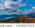A spectacular view of Lake Ashi and autumn foliage from Hakone Town, Kanagawa Prefecture. 143607259