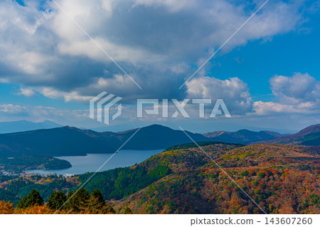 從神奈川縣箱根町可以欣賞到蘆之湖和秋葉的壯麗景色。 從神奈川縣箱根町可以欣賞到蘆之湖和秋葉的壯麗景色。 143607260