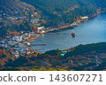 A spectacular view of Lake Ashi and autumn foliage from Hakone Town, Kanagawa Prefecture. 143607271