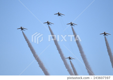 Blue Impulse flying through the blue sky <Konosu> 143607397
