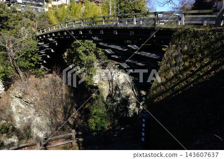 2月4日,大槻市,甲斐國猿橋,一座完全沒有橋墩的木橋,是日本三座最奇特的橋樑之一。 2月4日,大槻市,甲斐國猿橋,一座完全沒有橋墩的木橋,是日本三座最奇特的橋樑之一。 143607637