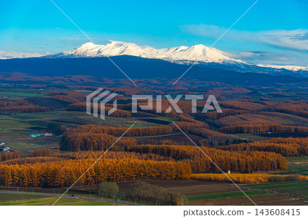 北海道大雪山山脈和秋季紅葉的全景空拍圖。 北海道大雪山山脈和秋季紅葉的全景空拍圖。 143608415